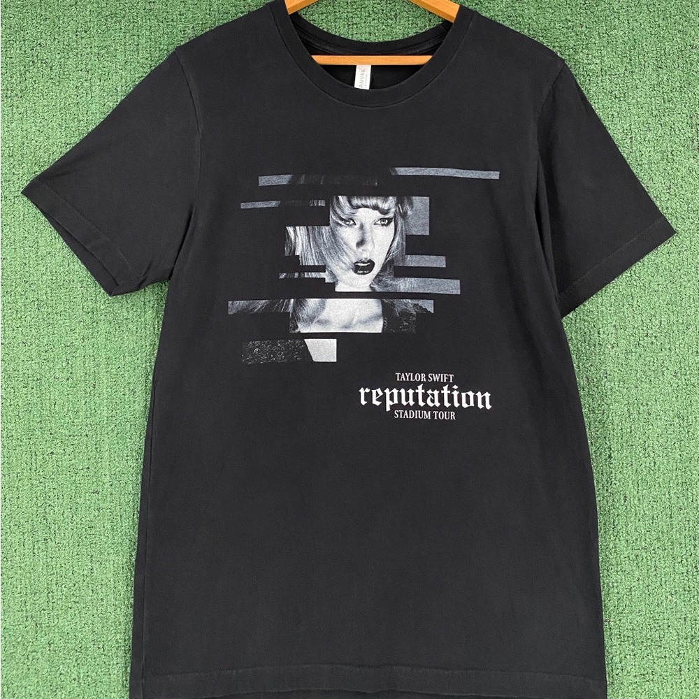 Taylor Swift Reputation Stadium 2018 Tour Double Sided T-Shirt Women’s SZ Medium